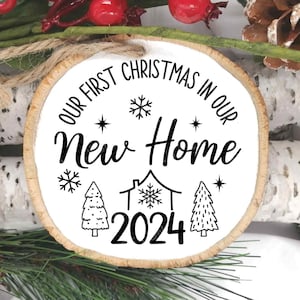 Onze eerste kerst in ons nieuwe huis 2024 SVG, Kerstmis Svg, First Home Ornament, Kerstornament 2024, Grappige Kerstmis, Svg-bestanden voor Cricut
