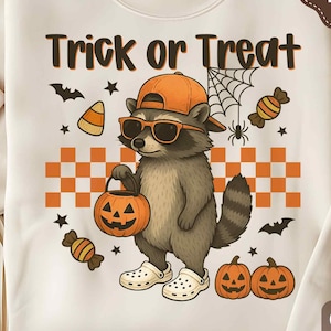 Procione "Dolcetto o scherzetto" in formato PNG, Clipart di un procione di Halloween per bambini, PNG divertente di Halloween, Disegno a sublimazione di un procione di Halloween