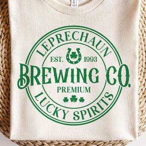 Leprechaun Brewing co Svg, St Patricks Day SVG, Shamrock Svg, Clover Cut file, Retro St Patricks Shirt, Png, Svg file per Cricut