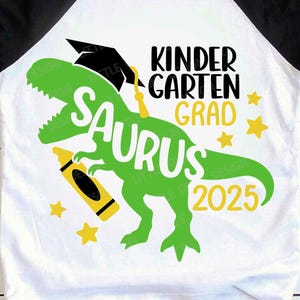 Graduado de jardín de infantes 2025 Svg, camiseta de dinosaurio para niño de jardín de infantes, dinosaurio graduado, dinosaurio graduado, T-Rex de graduación, archivos Svg para Cricut, silueta