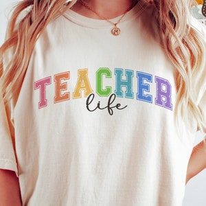 Teacher Life SVG PNG, Teacher Varsity Svg, Angustiado Regreso a la escuela Png, Camisa de enseñanza divertida, Archivos Svg para Cricut