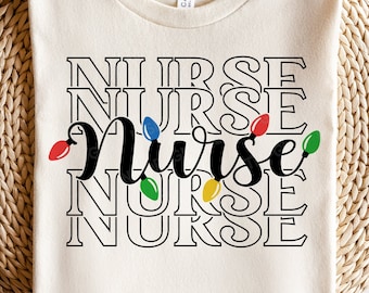 Puede incluir: Una camiseta blanca con la palabra "Nurse" escrita en negro con una cadena de luces navideñas de colores alrededor. La palabra "Nurse" se repite cuatro veces en un diseño apilado.