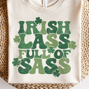 Ierse Lass Vol Sass Svg, Distressed St Patricks Day SVG, Clover Svg, Shamrock Svg, Kids St Patricks Retro Shirt, Svg Files Voor Cricut