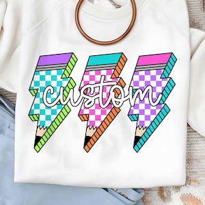 Crayon éclair néon personnalisé PNG, rentrée des classes Png, néon chemise enseignant Png, appréciation des enseignants Png, sublimation enseignant à carreaux