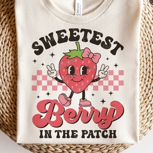 La plus douce des baies dans le patch SVG PNG, Png fraise rétro, chemise de saison aux fraises groovy, sublimation Png, fichiers Svg pour Cricut