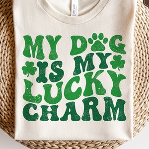Mein Hund ist mein Glücksbringer SVG, lustiges St Patricks Day SVG, Kleeblatt Png, Retro St Patricks Hund Mama Shirt, Plotterdatei für Cricut