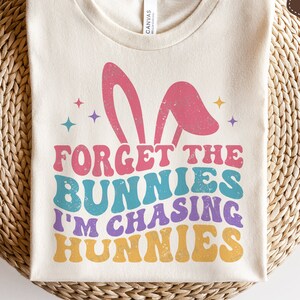Oubliez les lapins que je chasse hunnies SVG, SVG de Pâques rétro, Groovy Easter Boy Shirt Gift, Sublimation Png, Svg Files For Cricut