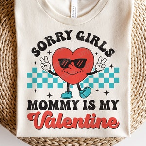 Tut mir leid, Jungen Mommy ist mein Valentinstag SVG, Retro Valentinstag SVG, Herz Png, Liebe Zitat, Valentinstag Shirt, Valentinstag Shirt, Hochzeit Geschenk, Valentinstag Geschenk, Valentinstag Geschenk, Valentinstag Shirt,