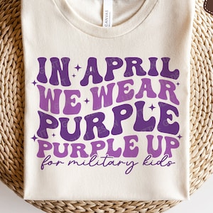 Im April tragen wir lila SVG PNG, Militärkind Monat SVG, Militärfamilie Hemd, Sublimation Png, SVG-Dateien für Cricut
