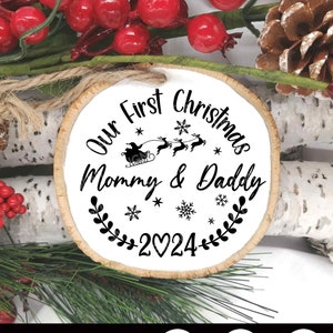 Notre premier Noël en tant que maman et papa SVG, décoration de Noël 2024 Svg, 1er cadeau de Noël de famille, 1er Noël de bébé, fichiers Svg pour Cricut