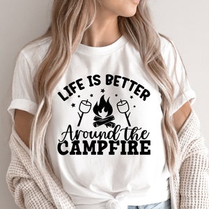 La vida es mejor alrededor de la fogata SVG, camping svg, cita de verano svg, camisa de camping de verano, archivos svg para cricut