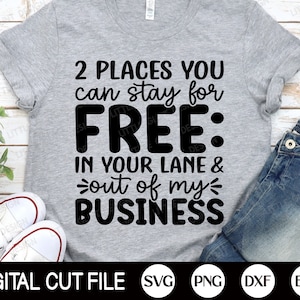 Two Places You Can Stay For Free, Snarky SVG, Sarkastisches Svg, Lustiges Zitat Shirt, Svg Dateien für Cricut