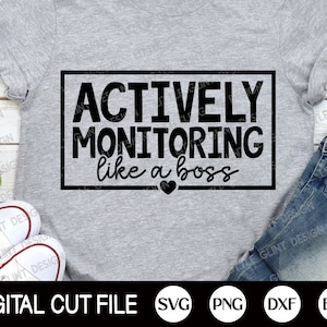 Pode incluir: Uma camiseta cinza com o texto "ACTIVELY MONITORING like a boss" em uma moldura preta. Abaixo, lê-se "DIGITAL CUT FILE" e os tipos de arquivo SVG, PNG, DXF e EPS.