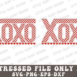Pu&ograve; includere: Grafica XOXO a scacchi rossi e bianchi con una fila di cuori rossi sotto. Il testo "DISTRESSED FILE ONLY PNG SVG-PNG-EPS-DXF" &egrave; sotto la grafica.