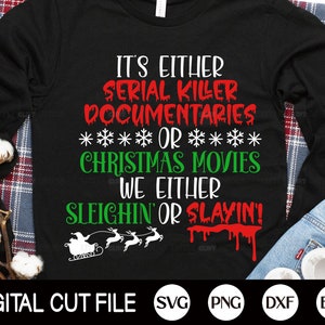 Puede incluir: Camiseta negra de manga larga con texto blanco que dice "It's either serial killer documentaries or Christmas movies. We either sleighin' or slayin!" El texto está en una fuente de sangre que gotea. Hay una ilustración verde y blanca de un trineo tirado por renos.