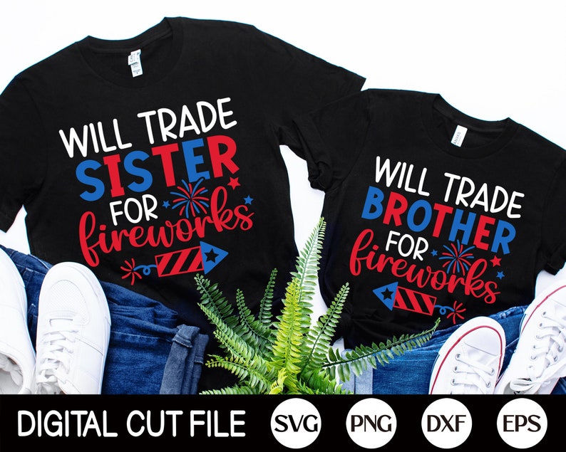 Puede incluir: Dos camisetas negras con texto rojo, blanco y azul. El texto de la camiseta de la izquierda dice "Will Trade Sister for Fireworks". El texto de la camiseta de la derecha dice "Will Trade Brother for Fireworks".