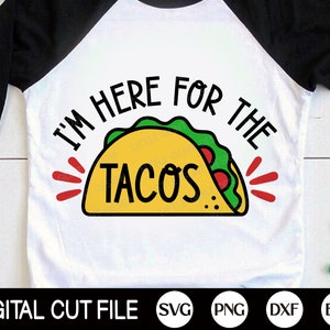 Puede incluir: Camiseta de estilo ragl&aacute;n blanca y negra con el texto "I'M HERE FOR THE TACOS" sobre un gr&aacute;fico de taco amarillo con lechuga verde y tomates rojos. La parte inferior de la camiseta tiene el texto "DIGITAL CUT FILE" e iconos de tipo de archivo.
