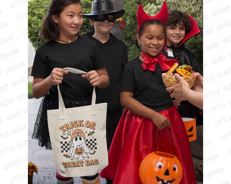 Pu&ograve; includere: Un gruppo di bambini vestiti con costumi di Halloween. Un bambino tiene una borsa di tela bianca con la scritta "Trick or Treat Bag" e un fantasma dei cartoni animati. Un altro bambino tiene un secchiello di dolcetto o scherzetto a forma di zucca.