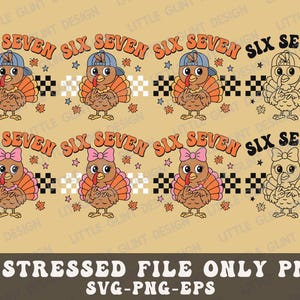 Pu&ograve; includere: Un design digitale con tacchini dei cartoni animati con cappelli e fiocchi, con il testo "SIX SEVEN" in arancione e nero. Il design include stelle, foglie e un motivo a scacchi, con le parole "DISTRESSED FILE ONLY PNG SVG-PNG-EPS" in basso.