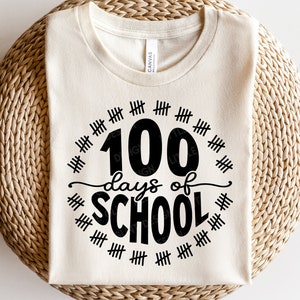 K&ouml;nnte beinhalten: Ein wei&szlig;es T-Shirt mit einem schwarzen Kreisdesign, auf dem "100 Tage Schule" steht, mit Hashmarks um den Kreis herum.