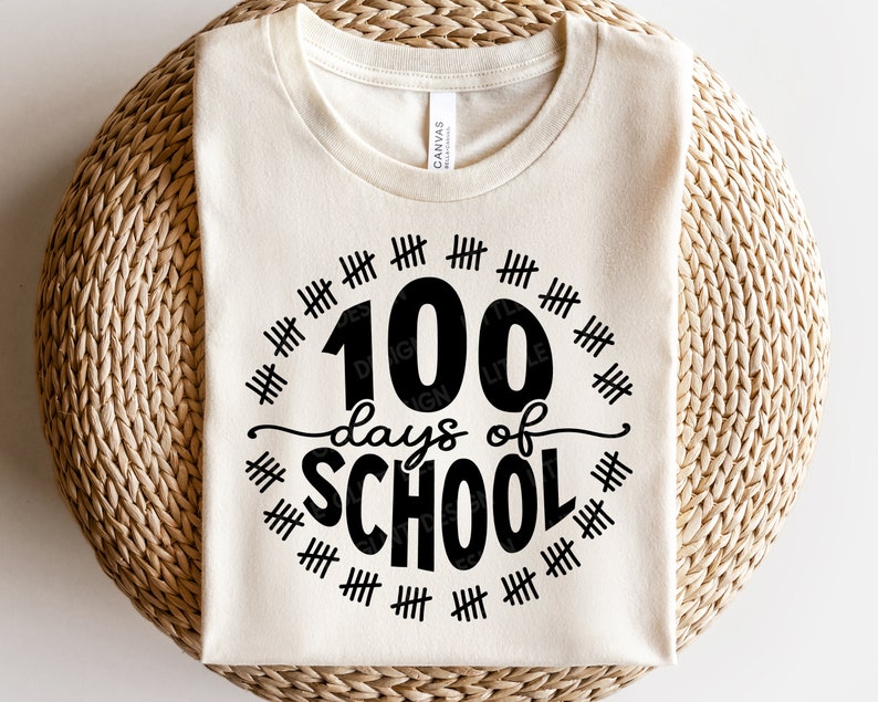 K&ouml;nnte beinhalten: Ein wei&szlig;es T-Shirt mit einem schwarzen Kreisdesign, auf dem "100 Tage Schule" steht, mit Hashmarks um den Kreis herum.