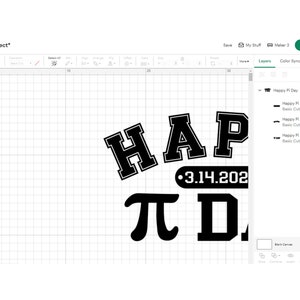 Pu&ograve; includere: Design digitale su sfondo a griglia bianca, con la scritta "HAPPY PI DAY" in grassetto, nero, carattere in stile collegiale. &Egrave; inclusa la data "3.14.202", insieme al simbolo pi.