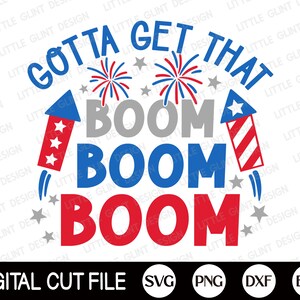Op de afbeelding: Een digitaal snijbestand in rood, wit en blauw met de tekst "Gotta Get That Boom Boom Boom" en vuurwerk. Het ontwerp bevat drie vuurwerk, twee met rode, witte en blauwe sterren en een met een rood, wit en blauw gestreept ontwerp.