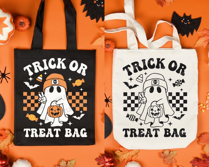 Pu&ograve; includere: Due borse tote bianche e nere con un fantasma che tiene una zucca e il testo "Trick or Treat Bag".
