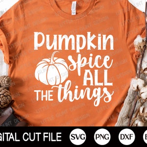 Op de afbeelding: Oranje T-shirt met witte tekst die "Pumpkin Spice All The Things" luidt. De tekst is in een handschriftlijk lettertype. Een wit pompoensilhouet bevindt zich boven het woord "Spice".