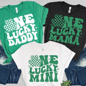 St Patricks Day SVG PNG, One Lucky Mama Mini Daddy, Irish Svg, Checker Clover Png, Camicia retrò St Patricks, File Svg per Cricut