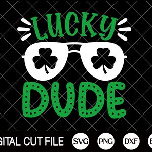 Może przedstawiać: Zielony i biały cyfrowy plik do cięcia z tekstem "Lucky Dude" i parą okular&oacute;w przeciwsłonecznych z koniczyną w soczewkach.