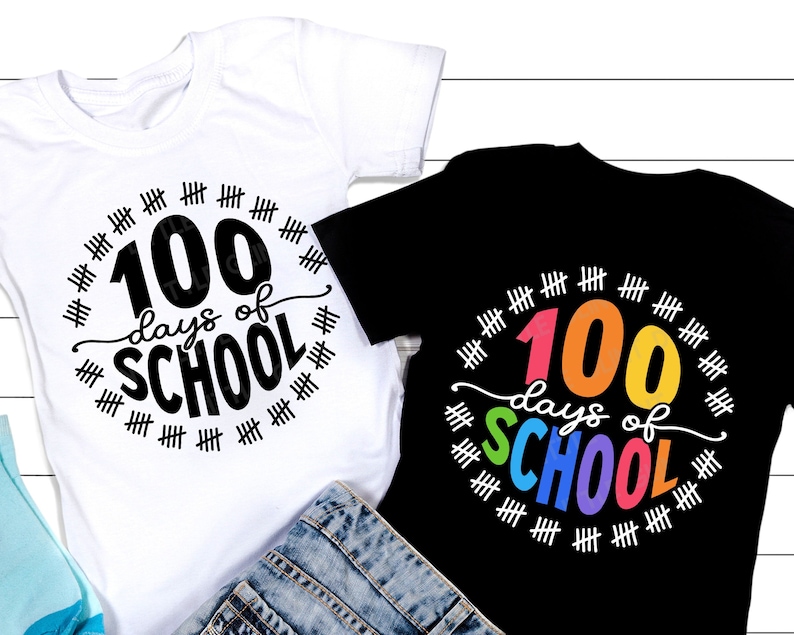 K&ouml;nnte beinhalten: Zwei T-Shirts mit dem Aufdruck "100 Tage Schule". Ein Shirt ist wei&szlig; mit schwarzem Text und das andere ist schwarz mit Regenbogenfarben.