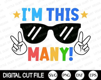 Può includere: Un file di taglio digitale con il testo "I'M THIS MANY!" in blu, rosso, arancione, giallo e verde. Il design include occhiali da sole neri, due segni di pace e stelle dorate. Formati file: SVG, PNG, DXF e EPS.