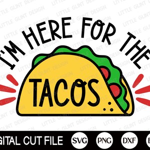 Puede incluir: Un archivo de corte digital con un dise&ntilde;o de taco de dibujos animados. El taco es amarillo con lechuga verde y tomates rojos, y el texto dice "I'M HERE FOR THE TACOS". L&iacute;neas rojas irradian del taco.