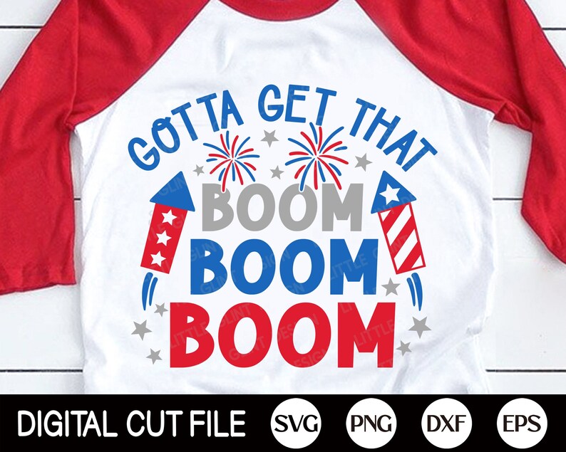 Op de afbeelding: Een wit T-shirt met rode mouwen met een rood, wit en blauw 4 juli ontwerp met de tekst "Gotta Get That Boom Boom Boom" en vuurwerk.