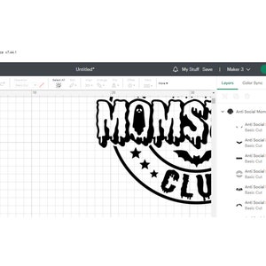 Puede incluir: Un dise&ntilde;o en blanco y negro para un proyecto Cricut. El dise&ntilde;o dice "Anti Social Momsters Club" con un fantasma, murci&eacute;lagos y estrellas.