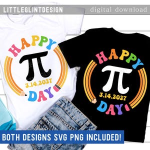 Może przedstawiać: Dwie koszulki, jedna biała i jedna czarna, z kolorowym wzorem "Happy Pi Day". Projekt zawiera symbol Pi, datę 3.14.2027 i grafikę oł&oacute;wka. Obecny jest r&oacute;wnież tekst "BOTH DESIGNS SVG PNG INCLUDED!"