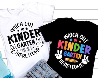 Cuidado con el jardín de infantes Aquí vengo SVG PNG, Regreso a la escuela Svg, Maestro de jardín de infantes Svg, Camisa del primer día de clases, Archivos Svg para Cricut