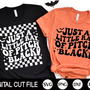 Solo un piccolo raggio di Pitch Black SVG, Halloween Svg, Witch Svg, Testo ondulato retrò Png, Camicia di Halloween Svg, File in formato Svg per Cricut