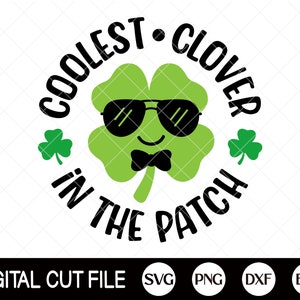 Op de afbeelding: Een groene klaver met vier bladeren, een zonnebril en een strikje, omringd door de tekst "Coolest Clover in the Patch".