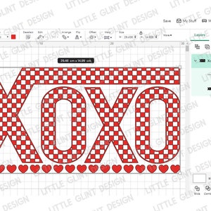 Pu&ograve; includere: Un design digitale delle lettere XOXO in un motivo a scacchi rosso e bianco. Le lettere sono contornate di rosso e sono circondate da una fila di cuori rossi.