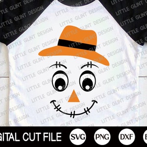 Könnte beinhalten: Ein weißes T-Shirt mit einem schwarzen und orangefarbenen Kürbisgesichtsdesign. Der Kürbis hat einen schwarzen Hut mit orangefarbenem Rand, schwarze Augen, einen genähten Mund und eine orangefarbene Dreiecksnase. Der Text "DIGITAL CUT FILE" befindet sich am unteren Rand des Shirts, zusammen mit den Dateitypen "SVG", "PNG", "DXF" und "EPS".