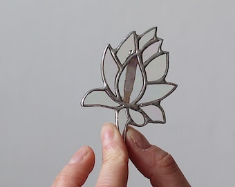 Minimalist flower stained glass brooch pin, Plant brooch, Handmade jewelry for woman, Flower brooch,Boho ornament,Glass flower accessory
