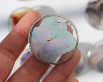 Pressed flower brooch pin in stained glass technique as a mother of the bride gift, Circle pressed flower brooch pin, Real dried flower