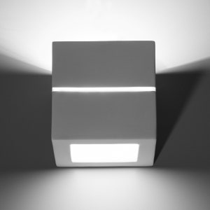 Könnte beinhalten: Moderne, quadratische, weiße Wandleuchte mit einem horizontalen Lichtstreifen und einem rechteckigen Licht unten. Die Leuchte ist an einer Wand montiert und wirft Licht nach oben und unten.