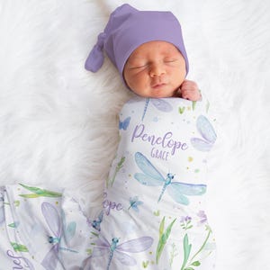 Couverture personnalisée à emmailloter libellule pour baby shower, couverture personnalisée fleur violette nouveau-né bébé fille cadeau enfant en bas âge, tenue de retour à la maison