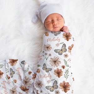 Custom Boho Flowers Baby Name Blanket, Personalized Baby Girl Floral Butterfly Swaddle, Wildflowers Swaddle, Newborn Gift, Baby Shower Gift bild 1