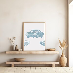 Pode incluir: Uma impress&atilde;o emoldurada de tr&ecirc;s ilustra&ccedil;&otilde;es em silhueta azul de carros cl&aacute;ssicos de m&uacute;sculo. Os carros est&atilde;o sobre um fundo branco.