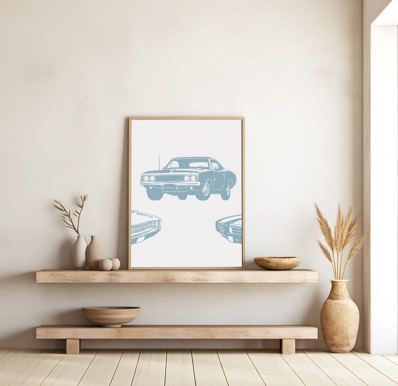 Pode incluir: Uma impress&atilde;o emoldurada de tr&ecirc;s ilustra&ccedil;&otilde;es em silhueta azul de carros cl&aacute;ssicos de m&uacute;sculo. Os carros est&atilde;o sobre um fundo branco.