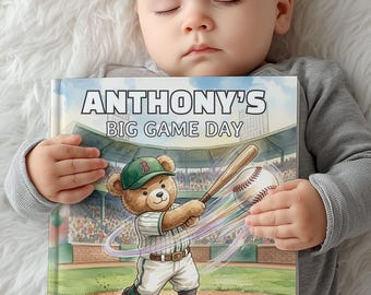 Może przedstawiać: Książka dla dzieci w twardej oprawie zatytułowana ANTHONY'S BIG GAME DAY. Okładka przedstawia brązowego pluszowego misia w zielonej czapce bejsbolówce i białym mundurze w paski, uderzającego kijem baseballowym piłkę na stadionie.